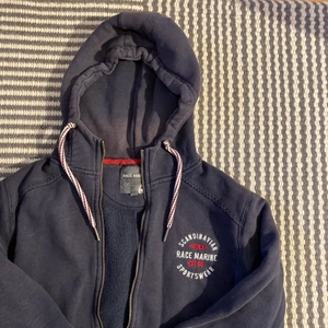 Zipup hoodie  - Sail marine hoodie, lite solblekt men fin 😁