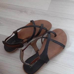 Summer shoes - Good to style with a white dressed. A bit scratched as you can see in 3rd pic but otherwise its in good shape.