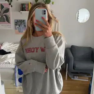 säljer min super coola oversized new york giants sweatshirt från zara💓 