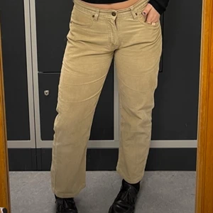 Lågmidjade Byxor - Jätte sköna lågmidjade manchesterbyxor från Levis! 