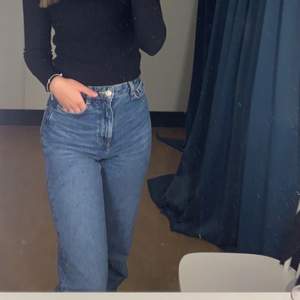 Jätte fina mörkblåa zara jeans, perfekt nu till hösten och vinter, dem är långa i längden och sitter perfekt på mig som är 167💕