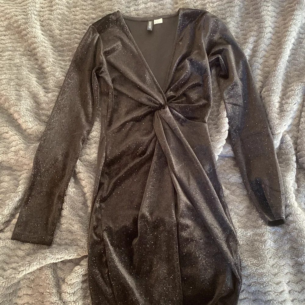 En svart glittrig klänning från H&M i storlek xs. Använd en gång vid nyår.❤️‍🔥. Klänningar.