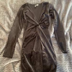 En svart glittrig klänning från H&M i storlek xs. Använd en gång vid nyår.❤️‍🔥