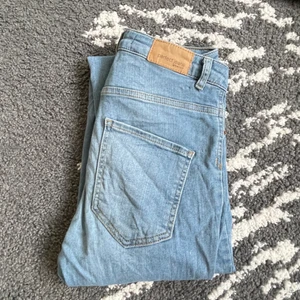 Gina tricot jeans  - Blåa Molly jeans från Gina tricot strl M, har tyvärr blivit för små för mig. Dem sitter väldigt bra och snyggt 