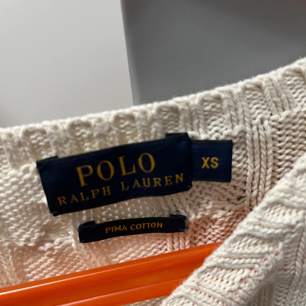 vit/beige stickad tröja från ralph lauren, använd men inga defekter . Stickat.