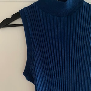 Ribbstickad klänning  - Säljer en kornblå ribbstickad klänning från zara, aldrig använd. Storlek xs-s