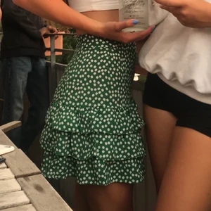 Vit grön kjol! - Vit grön blommig kjol! Jättesöt men tyvärr för liten för mig. Endast använd ett fåtal gånger så i nyskick!!☺️❤️‍🩹Köparen står för frakten🤪
