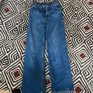 Jeans  - Ett par vida högmidjade jeans i modellen Yoko från monki. Storlek 25. Priset kan diskuteras men köparen står för frakten. Nypris 400 kr