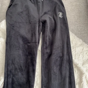 Juicy couture  - Säljer dessa fina juicy byxor i storlek Xs Använt 2 ggr Max  Saknas en pärla på i:et  Pris: 300 + frakt