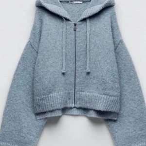 Zara zip kofta  - Inprincip aldrig andvänd!  Säljer min jätte snygga kofta ifrån zara. Ny pris 400kr (sista bilden är lånad)❤️❤️👏🏼🙌🏼💞❤️‍🔥 