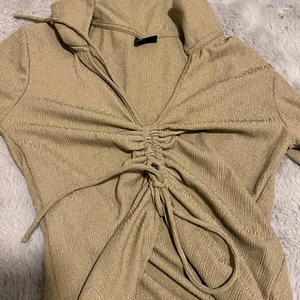 Blus som man kan knyta i mitten - Blus aktig  Som du kan knyta hur du vill och hur tajt som helst 