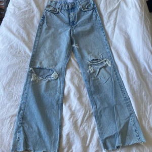 zara jeans - säljer mina straight jeans med hål från zara, så fina men kommer tyvärr inte till användning 💓💓