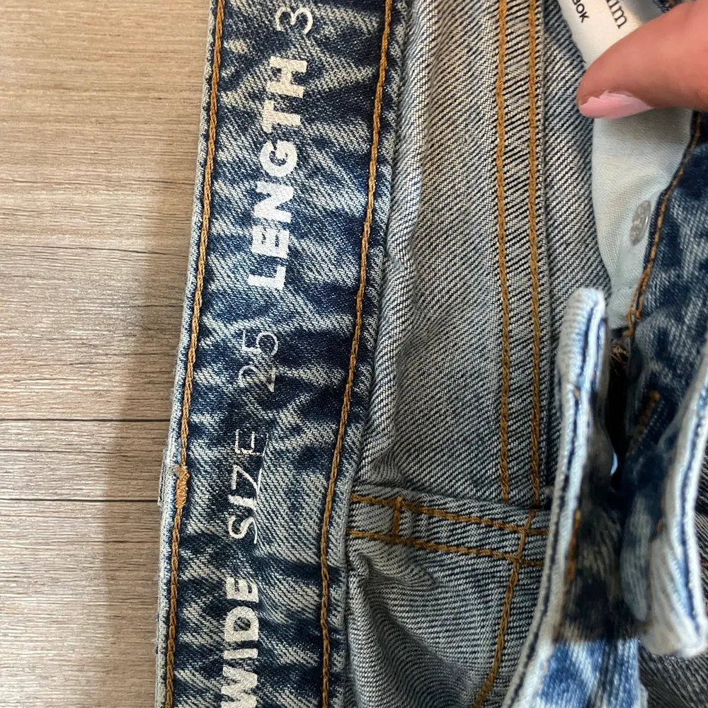 Highwaisted bikbok jeans m hål💞 bra kvalitet och endast tvättade 2 ggr. Passar perfekt i både midja och längd på mig som är ca 170 men man kan både vara kortare och längre för att de ska passa beroende på hur mycket man vill att jeansen ska gå i marken💕. Jeans & Byxor.