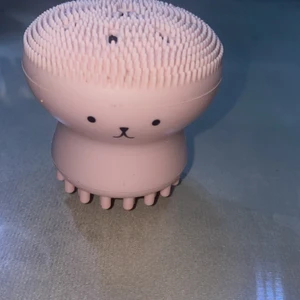 För djup ansiktsrengöring - Du kan lägga ansiktstvätt i den och använda den som gör effekten av smärtlotionen till ett komplett skum.