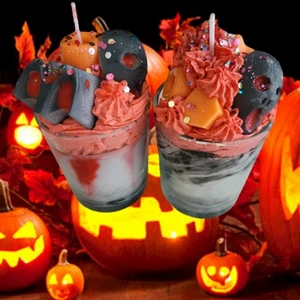 Halloween inredning ljus - Ekologiskt ljus gjort av soya och cocoswax. Läskiga dekorationer av döskalle och fladdermus.   Ljuset är ca 10-15 cm högt.  Helt ofarligt ,utan paraffin/stearin eller andra ämnen som kan skada hälsan/miljö/djur.     Ingår 1st ljus
