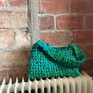 Virkad väska - Tuff egenvirkad väska i olika begagnade trasmattetyger 💓 hållbar och snygg inför skolstart! ✨✨