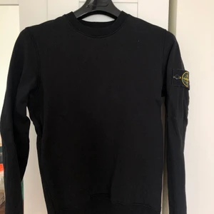 Stone Island Sweatshirt, storlek S - Knappt använd Stone tröja i bra skick. Köpte den på Nitty Gritty för 2100. Passar mig som har storlek M. 