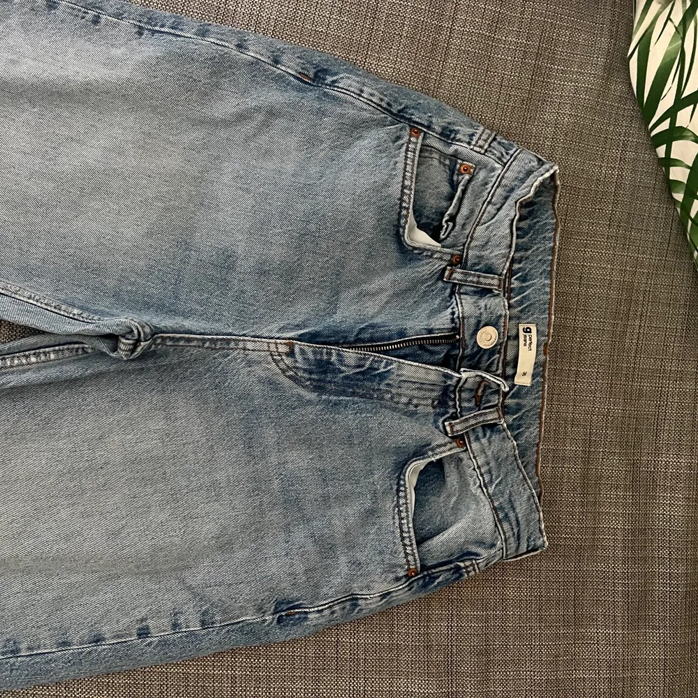 Raka ljusblåa jeans från Gina Tricot Med normal midja( de slutar under naveln). I storlek 36. Bra skick! Du står för frakt.. Jeans & Byxor.