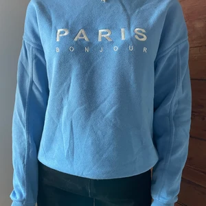 Ljusblå sweatshirt  - Inte mycket använd och därav fint skick. Köpare står för frakt💙