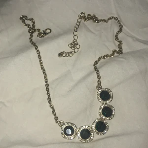 Fint halsband💕 - Ett jätte fint halsband  som är knappt använt skriv vid intresse💕