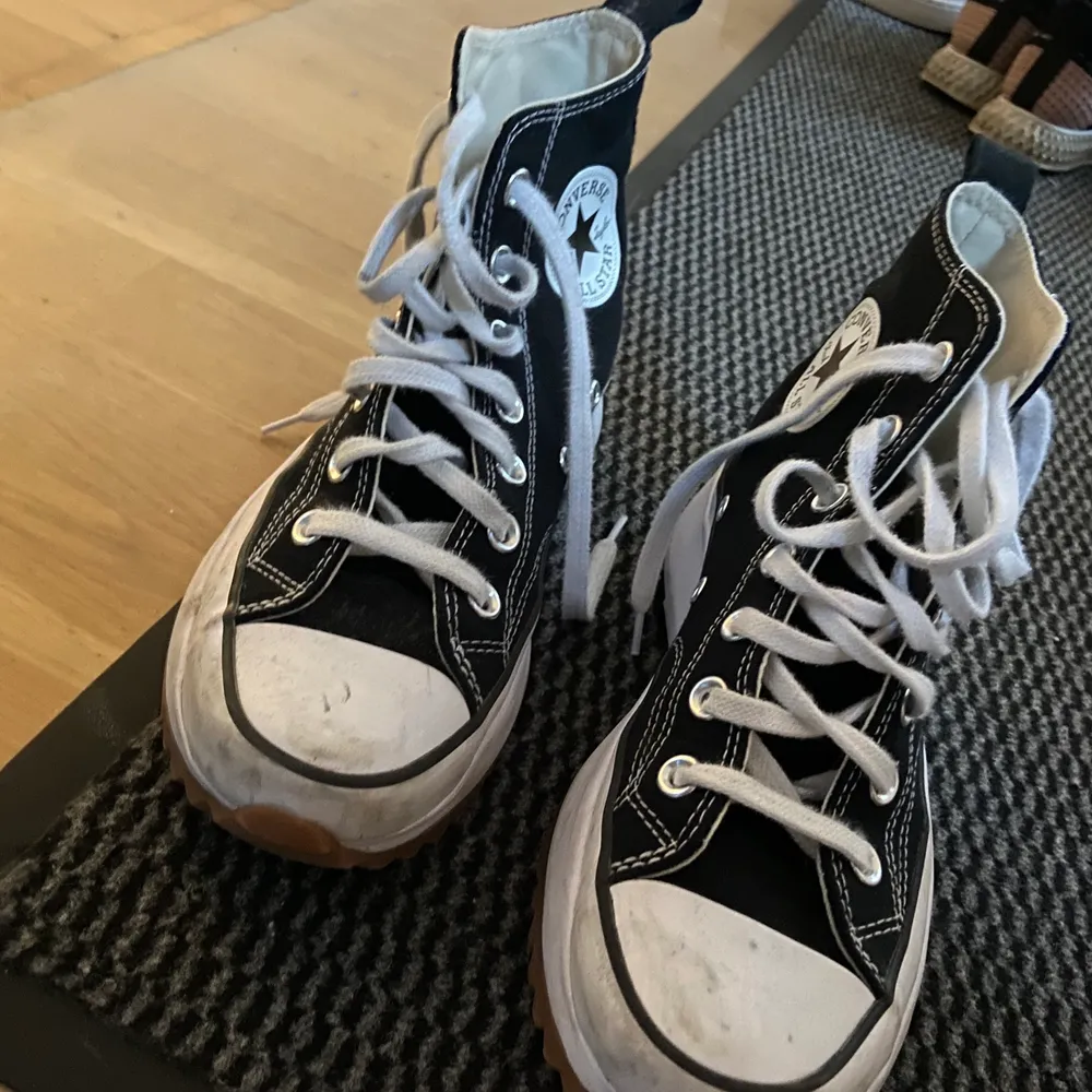 Säljer mina run star hike converse på grund utav att jag inte använder de längre. Köpte de förra året vid sommar men har it använt den denna år. Säljer de för cirka 950 kr. Pris kan diskuteras. Värkar lite smutsiga men kommer tvätta de. Skor.
