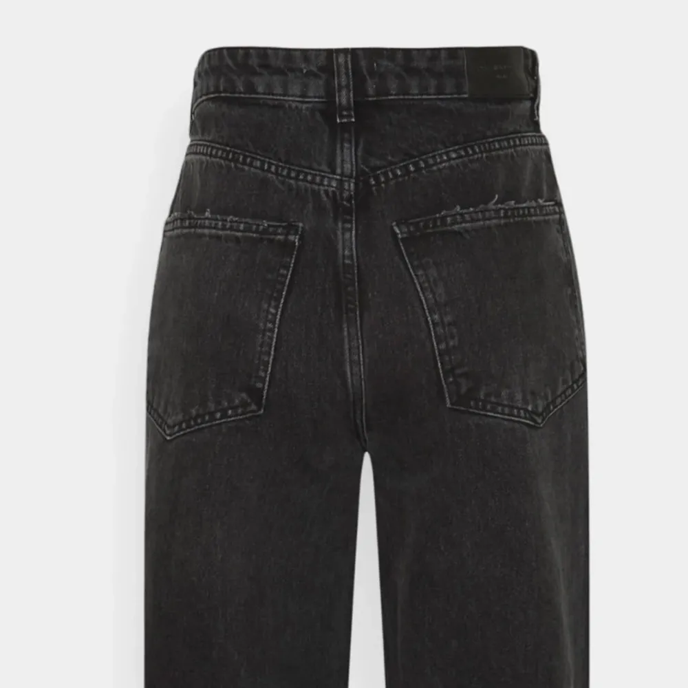 Säljer mina älskade ”IDUN WIDE- jeans relaxed fit” från Gina Tricot i färgen ”offblack” (Storlek:34) då jeansen har blivit för små. Vill du ha mer bilder på jeansen/har någon fråga är det bara att kontakta mig❤️. Jeans & Byxor.