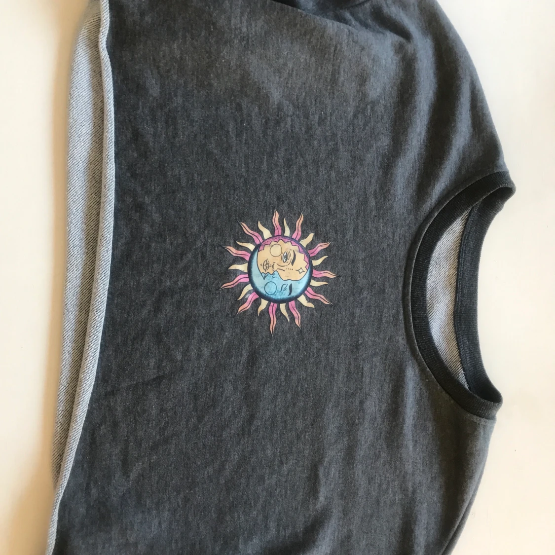 Overzised grå tröja med print - 91