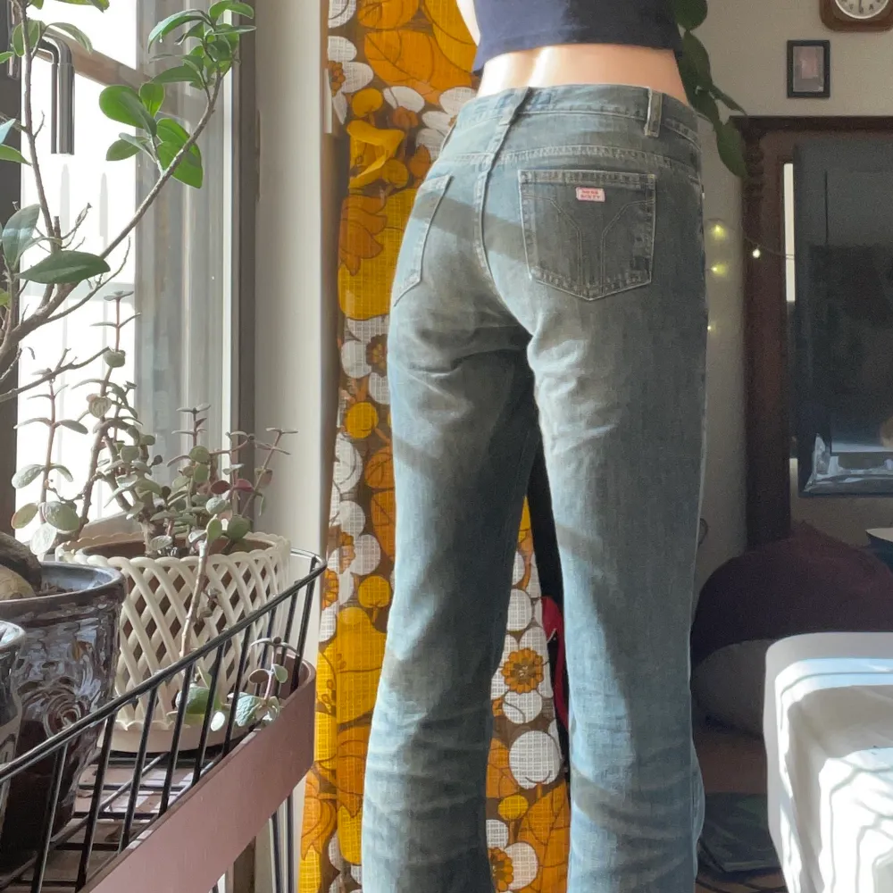 Supersnygga gråa miss sixty jeans. Storlek 25 och långa på mig som är 167. Lågmidjade med snygg detalj på bakfickorna. Skriv för fler bilder eller frågor💗. Jeans & Byxor.