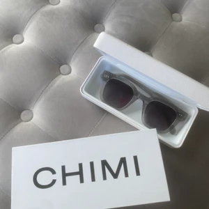 Chimi glasögon -  Säljer nu mina chimi glasögon i modellen 04 de har repor på sig därmed är priset billigare men de sitter och fungerar normalt som la glasögoena  gjorde från början,oriental priset är 1100kr 