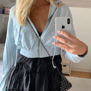 Zip hoodie - Babyblå croppad ziphoodie, 100kr+ frakt