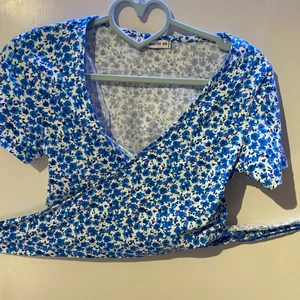 Sommar tröja - Tröjan är använd få antal gånger, nyskick. Skriv för fler bilder:) 