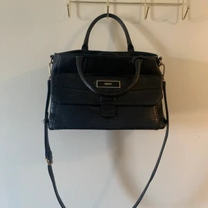 DKNY väska  - DKNY väska i fint skick 