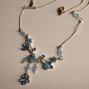 Super gulligt silver halsband med söta blå detaljer🥰🦋Mått: 41-49 cm