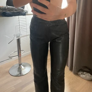 Läser/skin byxor  - Säljer ett par as snygga läder byxor pågrund av att dom är för små i min midja dom är helt underbar och rätt varma. 