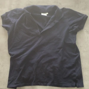 Skjorta  - En mörk blå skjorta 