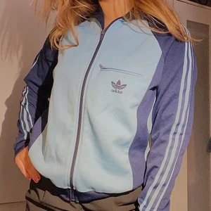 Adidas kofta - En snygg vintage adidas tröja!