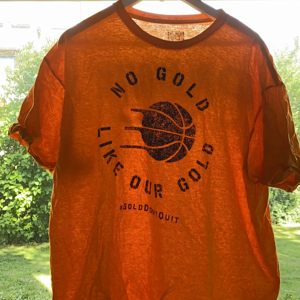 Säljer denna retro NBA T-Shirt från en av Indiana Pacers Playoff-runs! Fräck färgkombination och trycket på t-shortsen är välvårdat. T-shirts.