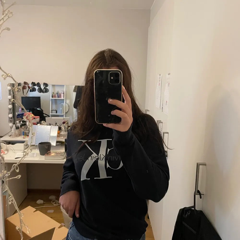 Sweatshirt från Calvin Klein. Använd några gånger men i mycket gott skick! Den är i strl L och är därför loose fit på mig som brukar ha S i överdelar. Nypris låg runt 600kr. Den angivna frakten nedtill behöver inte nödvändigtvis stämma. . Tröjor & Koftor.