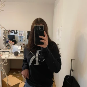 CK Sweatshirt  - Sweatshirt från Calvin Klein. Använd några gånger men i mycket gott skick! Den är i strl L och är därför loose fit på mig som brukar ha S i överdelar. Nypris låg runt 600kr. Den angivna frakten nedtill behöver inte nödvändigtvis stämma. 