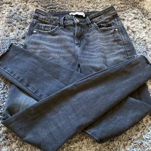 zara jeans - säljer dessa super fina byxor från zara, använt en gång och super fint skick 💘 Nypris är 250 men säljer dom för 150kr.