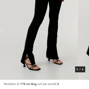 svarta byxor med slits - svart byxor med slits från Gina tricot i storlek xs. Fina byxor och fint skick