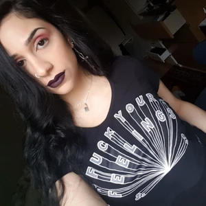 Killstar croptop storlek M - Killstar croptop slutsåld. Står "Fuck your feelings" på storlek är M och har en lösare passform. Toppen är o bra skick då jag inte hann använda den så mycket pga viktuppgång.