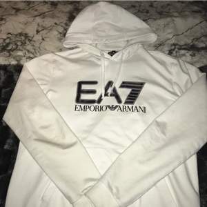 Tja, säljer nu min Emporio Armani hoodie, kommer aldrig till användning Skicket är väldigt bra! storlek Medium! 350kr + frakt och den är den 🤝 nypris typ 800-900kr