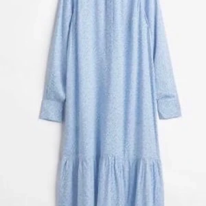 Skjortklänning från HM - En sommarsöt sval skjortklänning med fint blommigt mönster. Använd en gång. Storlek: XS