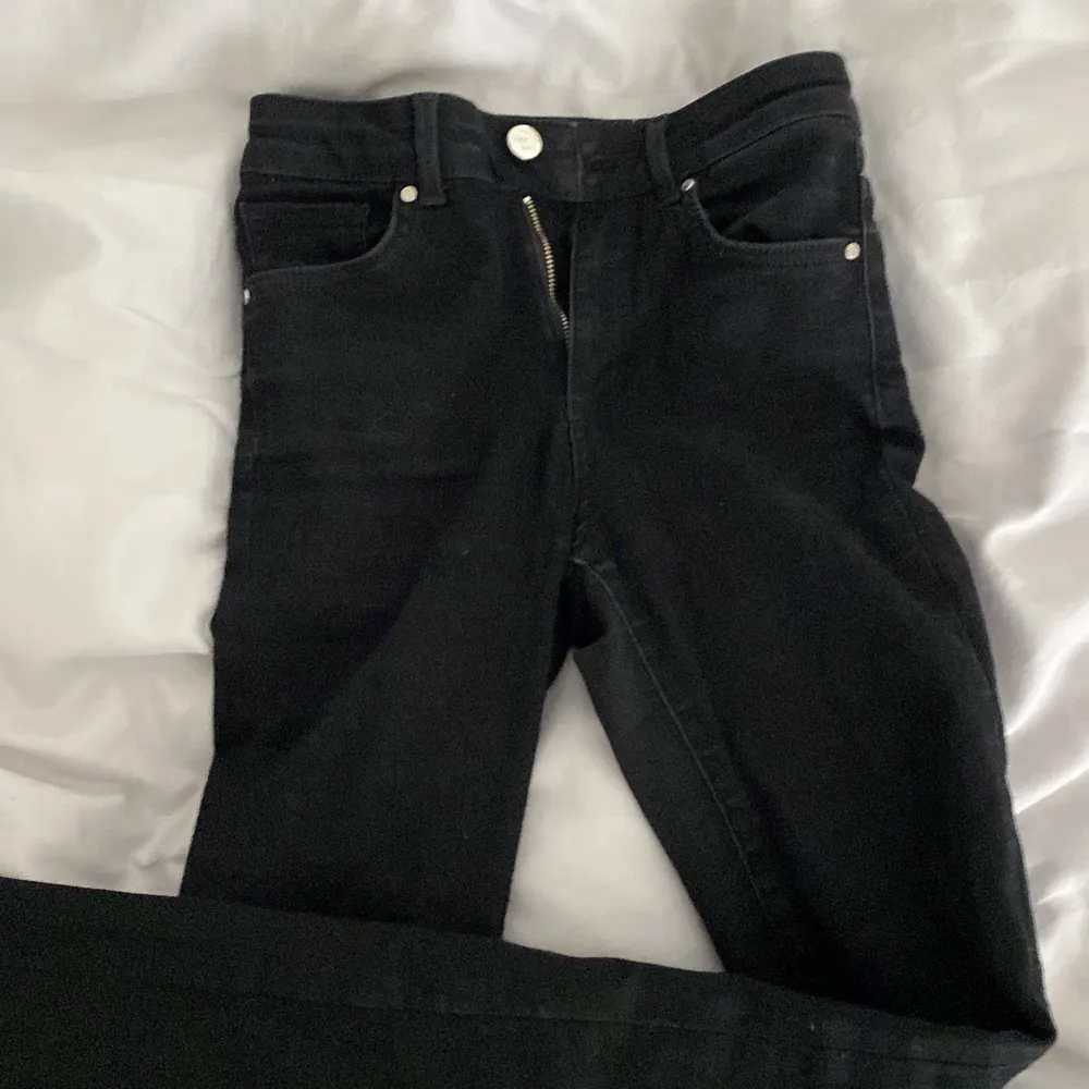 Svarta snygga bootcut jeans som nästan aldrig är använda. Fint skick, säljer för att jag inte gillar hur dom sitter på mig. Är 160cm.. Jeans & Byxor.