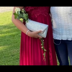 Kuvertväska  - Fin silverglittrig kuvertväska! Endast använd en gång på balen. Tillkommer även en tunn silverkedja. Nypris 699kr säljer för 250 + frakt 