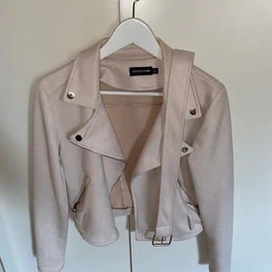 Jacka - Beige vårjacka med skärp. Mycket fint skick, använd en gång.  Köpt för 399:-