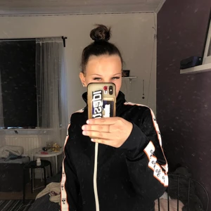 Hummel kofta - Säljer denna fina kofta pga att den aldrig kommer till användning, är som ny