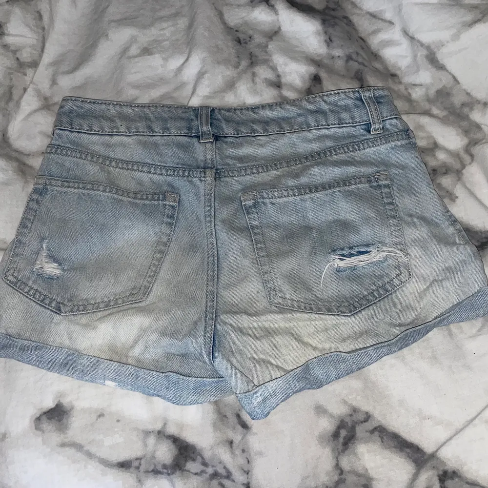 Jeans shorts i storlek XS från H&M, säljer då dom är för små för mig som vanligtvis har storlek S! Kostar 70 kr + frakt:). Shorts.