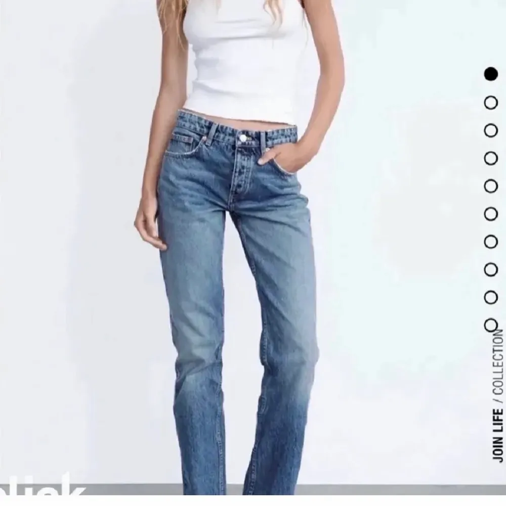 vill någon byta sina ljusa och mörkblåa mid rise jeans? vill byta mot 34 och har 36 i båda jeansen💗. Jeans & Byxor.